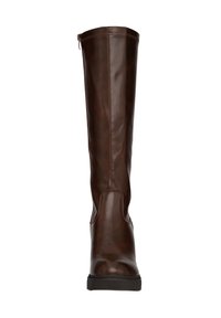 Botas de cuero marrón hasta la rodilla con un acabado suave, puntera redondeada y cremallera lateral. Suela de goma texturizada para mayor agarre y durabilidad.