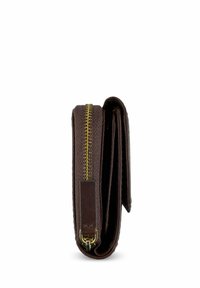 Cartera de cuero marrón con una superficie texturizada, con un acento de cremallera dorada y un diseño compacto y plegado para un fácil almacenamiento y acceso.