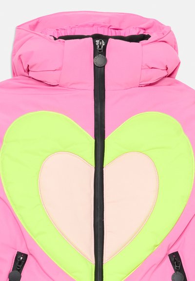 Rozā pūkaina jaka ar lielu daudzslāņu sirds dizainu, kurā ir zaļi un gaiši rozā akcenti. Iekļauta augsta apkakle un rāvējslēdzējs.