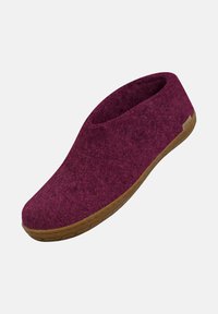 Burgundyröd filttoffel med rund tå, lågskuren design och en texturerad gummisula. Har en slät inredning och minimal varumärkesprofil.