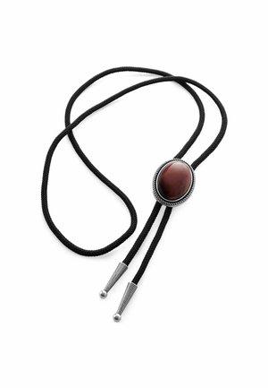 Sort flettet bolo-slipse med sølvspidsender og en rund mørkerød sten sat i en sølv dekorativ ramme.