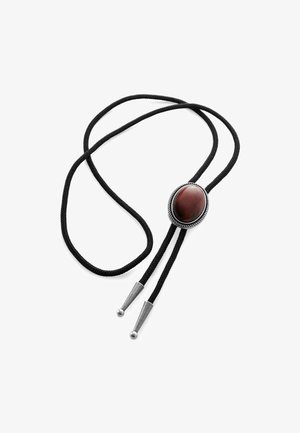 Svart flettet bolo-slips med sølvspisser og en rund mørkerød stein satt inn i en sølv dekorativ ramme.