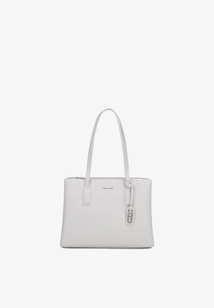 Borsa a mano rettangolare in pelle bianca con doppi manici, cerniera argentata in alto e piccolo logo metallico appeso sul lato anteriore destro.