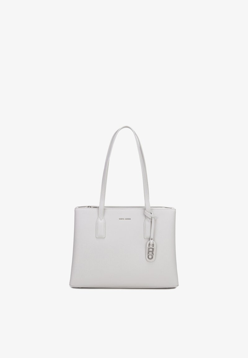 Sac à main rectangulaire en cuir blanc avec doubles poignées, fermeture éclair argentée sur le dessus et petite étiquette métallique avec logo suspendue sur le côté droit avant.