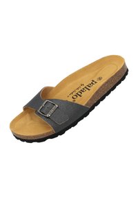 Zwarte slide sandaal met een gestructureerde bovenkant, verstelbare metalen gesp, kurken voetbed en een rubberen zool voor grip.