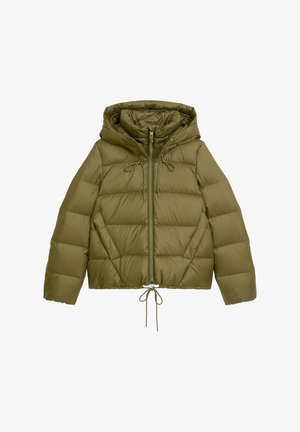 Olijfgroene pufferjack met capuchon, voorzien van een ritssluiting aan de voorkant, een trekkoord aan de onderkant en een horizontale quilttextuur. Lichtgewicht en geïsoleerd ontwerp.