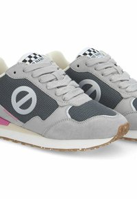 Graue und marineblaue Sneakers aus Mesh und Wildleder, mit gemusterten Schnürsenkeln, weißen Zwischensohlen und rosa Akzenten. Mit einem großen Logo an der Seite.