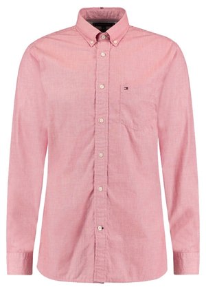 Męska różowa koszula na długi rękaw z guzikami, kieszenią na piersi i małym haftowanym logo na kieszeni.