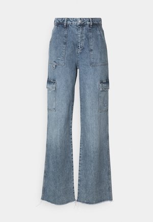 Wide-leg cargo jeans in light blue denim, featuring two front pockets, side pockets, a relaxed fit, and frayed hems.