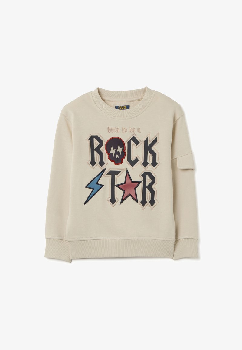Sudadera beige con cuello redondo. La parte frontal presenta un gran gráfico de "ROCK STAR" con un rayo, una calavera y una estrella en rojo, azul y negro.