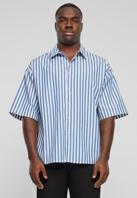 Urban Classics - STRIPED SHORT SLEEVE - Skjorter - white blue Miniaturebillede 1