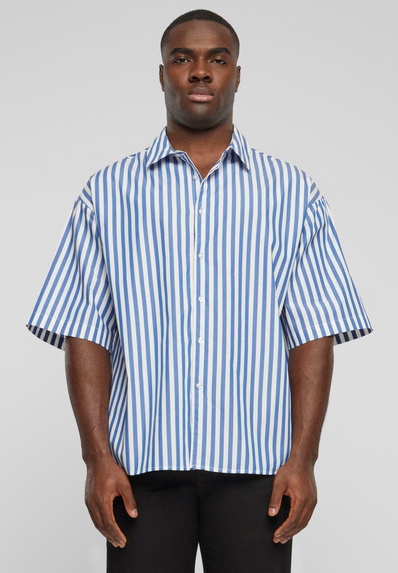 Urban Classics - STRIPED SHORT SLEEVE - Skjorter - white blue, Forstør