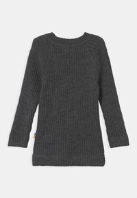 Dunkelgrauer, gerippter Pullover mit langen Ärmeln, Rundhalsausschnitt und mehrfarbigem Etikett am Saum. Strukturierter Strickstoff mit lockerer Passform.