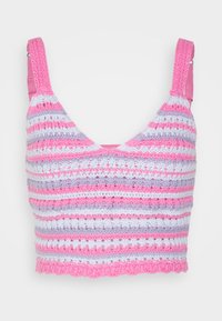 Stickad kort topp i rosa, lavendel och vita ränder. Har en v-ringning, breda axelremmar och en texturerad yta med en vågformad nederkant.