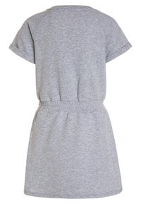 Šedé bavlněné šaty s krátkými raglánovými rukávy, elastickým pasem a volným střihem. Hladká textura a jednoduchý design bez vzorů nebo akcentů.