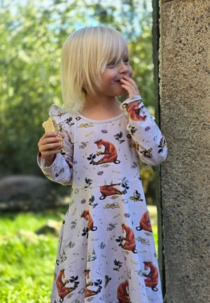 Lapsen mekko vaaleanliilasta kankaasta, jossa on leikkisä eläin- ja esinekuvio. Pitkät hihat, pyöreä kaula-aukko, teksturoitu puuvilla ja levenevä hame.