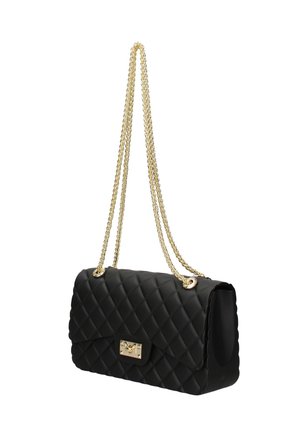 Zwarte doorgestikte handtas met gouden kettingriemen en een rechthoekige gouden sluiting, hangend afgebeeld tegen een witte achtergrond.