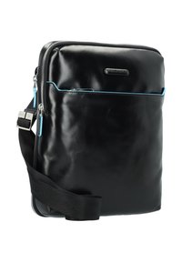 Czarna skórzana torba na ramię o gładkim wykończeniu, z jasnoniebieskimi akcentami, zamknięciem na zamek błyskawiczny i regulowanym paskiem.