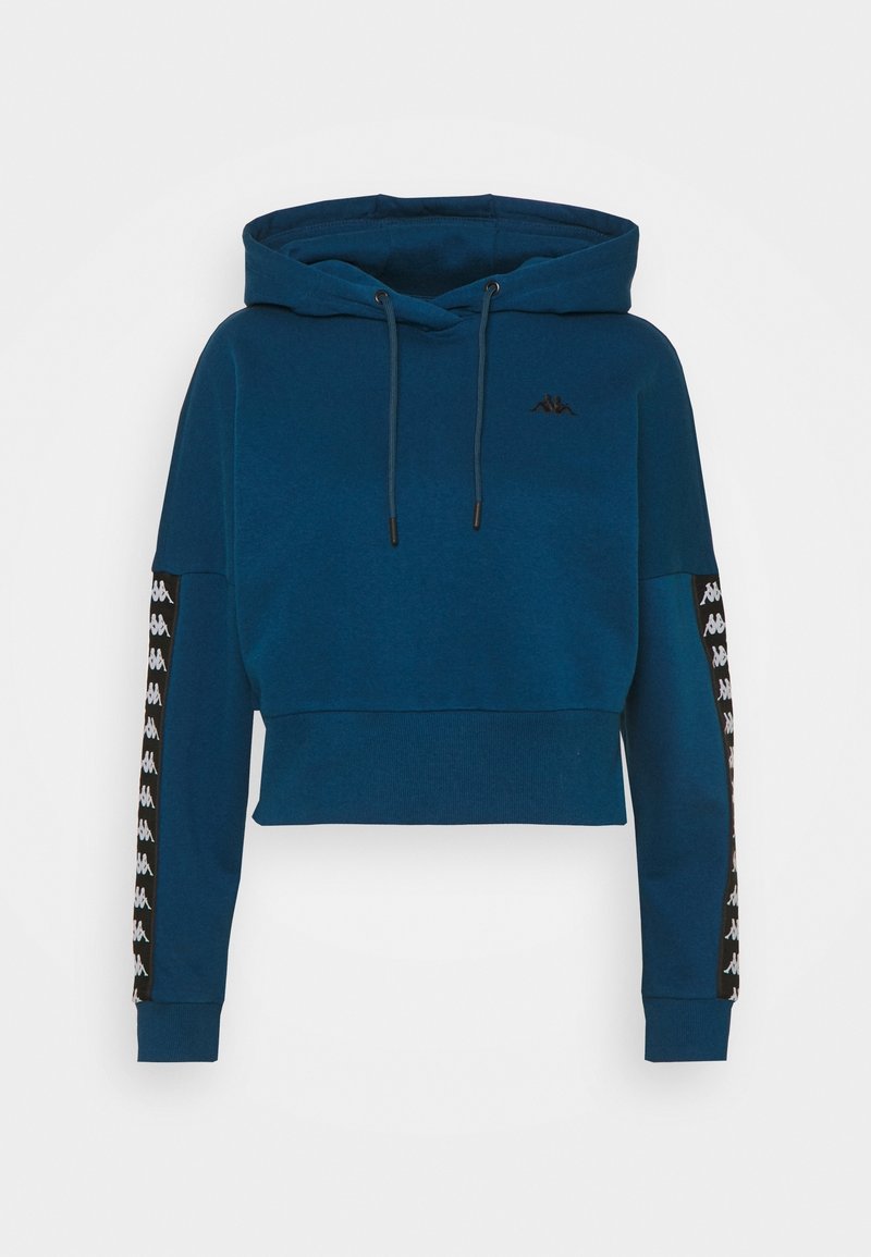 Hoodie bleu court avec cordons, rayures à motifs noir et blanc le long des manches longues, et un petit logo noir sur la poitrine.
