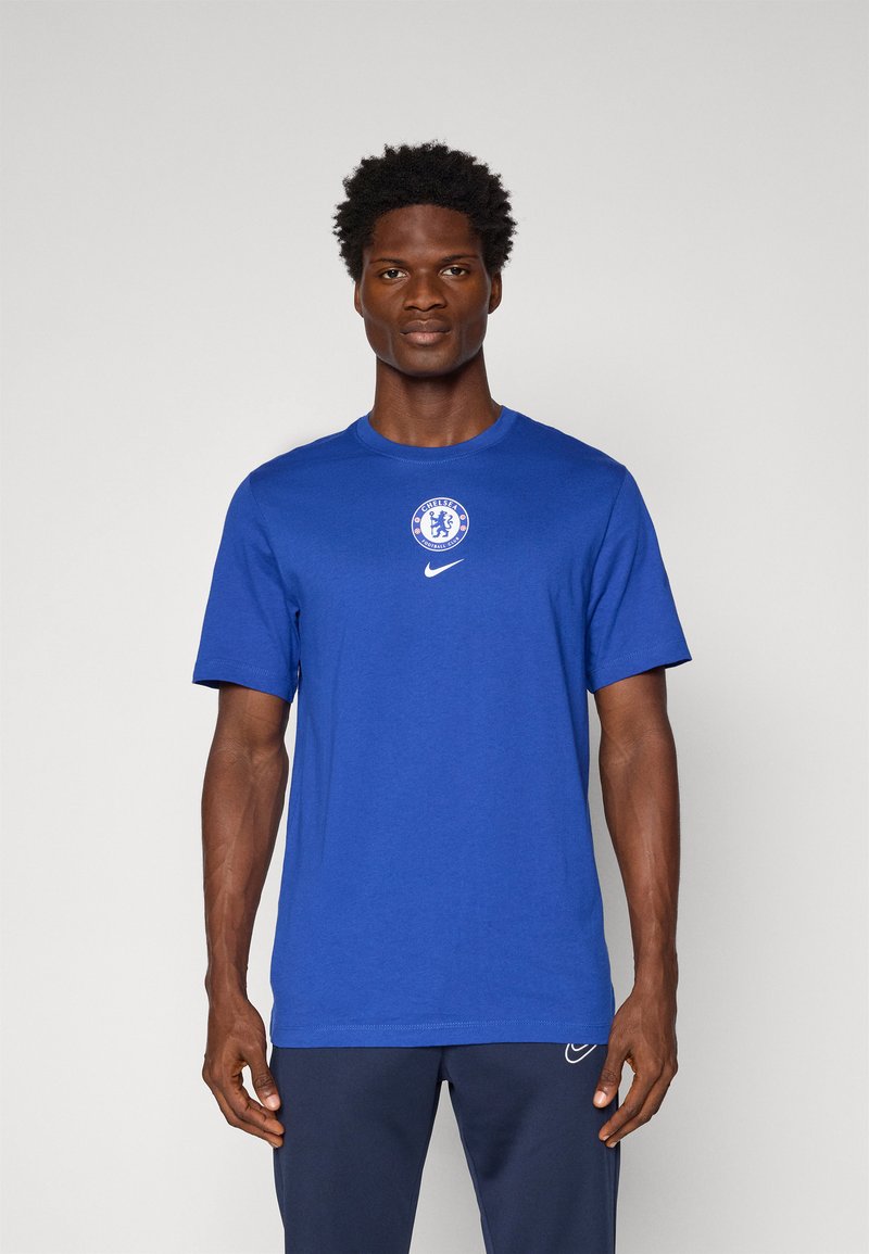 Blå bomulds t-shirt med korte ærmer, prydet med et cirkulært Chelsea FC emblem og Nike logo på brystet. Glat tekstur og rund hals design.