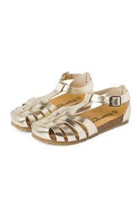 Sandali metallici oro con design a strappi, cinturino alla caviglia con fibbia e suola interna in tan strutturata. Suola in gomma con motivo antiscivolo.