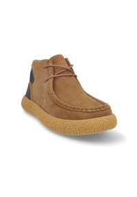 Botas de tobillo de ante marrón con cordones marrones, suela de goma texturizada y acentos laterales negros. Presentan puntera redondeada y detalles de costura.