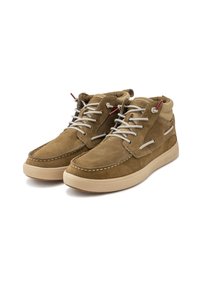 Zapatos de gamuza marrón de corte medio con suelas beige, que cuentan con costuras en contraste, cordones beige y detalles en rojo en los ojales.