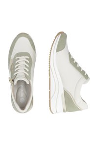 Sneakers bianche e verde chiaro con chiusura frontale con lacci, dettagli in suede, suola testurizzata e una piccola cerniera sul lato.