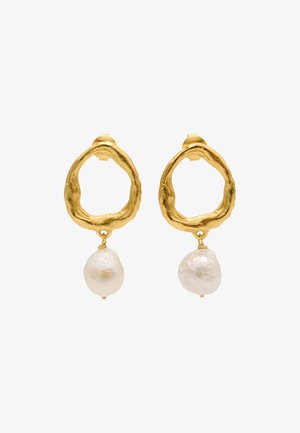 Zelta tonī auskariem ir neregulāra ovāla forma ar teksturētu virsmu, katrs papildināts ar karājošu baltu saldūdens pērli.