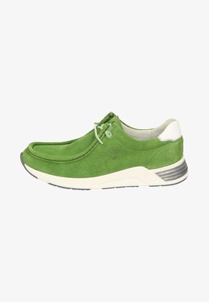 Chaussure en daim vert avec un bout rond, des accents blancs et une semelle texturée. Présente des lacets décoratifs et un détail de logo subtil.