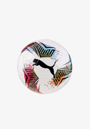 Puma focilabda, fehér színű, színes geometriai mintákkal, fekete logóval. Simaság jellemzi, klasszikus gömb alakú.
