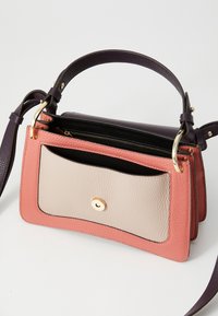 Tvåfärgad handväska i rosa och beige läder med texturerad yta. Guldaccenter, dragkedja upptill och justerbar axelrem.