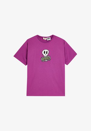 Paarse katoenen T-shirt met korte mouwen. Kenmerkt een zwart-wit schedel grafiek en een "Beetlejuice" label ontwerp op de voorkant.