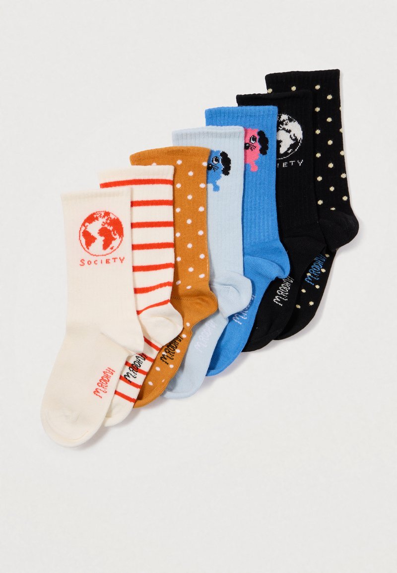 Syv par farverige crew-sokker arrangeret i en række, der har striber, prikker, tegneserieansigtter og globuslogoer med teksten "Society".