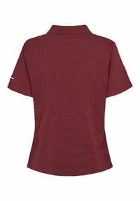 Polo côtelé grenat à manches courtes vu de dos avec un petit logo rayé sur la manche droite.
