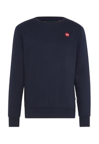 Sötétkék pulóver puha pamutból, kerek nyakkal, hosszú ujjakkal, és egy kis kontrasztos piros logóval a mellkason.