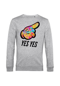 Maglietta grigia a maniche lunghe con una grafica di una mano che punta in stile graffiti colorato sopra il testo bold nero "YES YES" sul davanti.