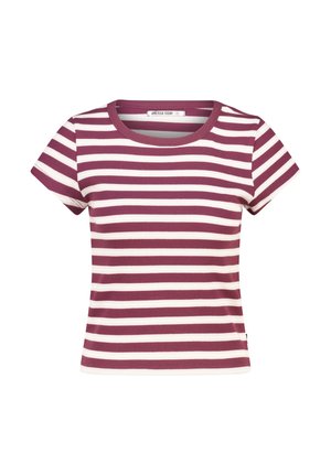 Korte mouwen, ronde hals, geribd T-shirt met horizontale witte en kastanjebruine strepen, aansluitende pasvorm, en "America Today" label aan de binnenkant van de kraag.