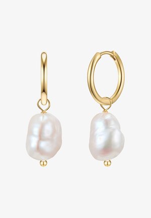 Gouden oorbellen met een hoepel, versierd met onregelmatige witte parels, een gepolijste oppervlakte en kleine gouden accenten aan de onderkant van elke parel.