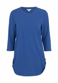 Sininen pitkähihainen paita, joka on valmistettu pehmeästä kankaasta. Paidassa on pyöreä kaula-aukko ja kerättyjä sivuyksityiskohtia rentoa istuvuutta varten, sekä kaareva helma.