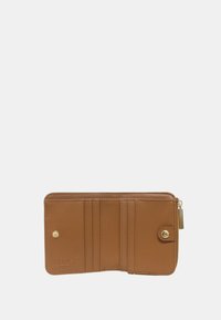 Portafoglio in pelle marrone con tasca con zip, molteplici fessure per carte e chiusura a pressione. Presenta un logo impresso e una texture liscia.