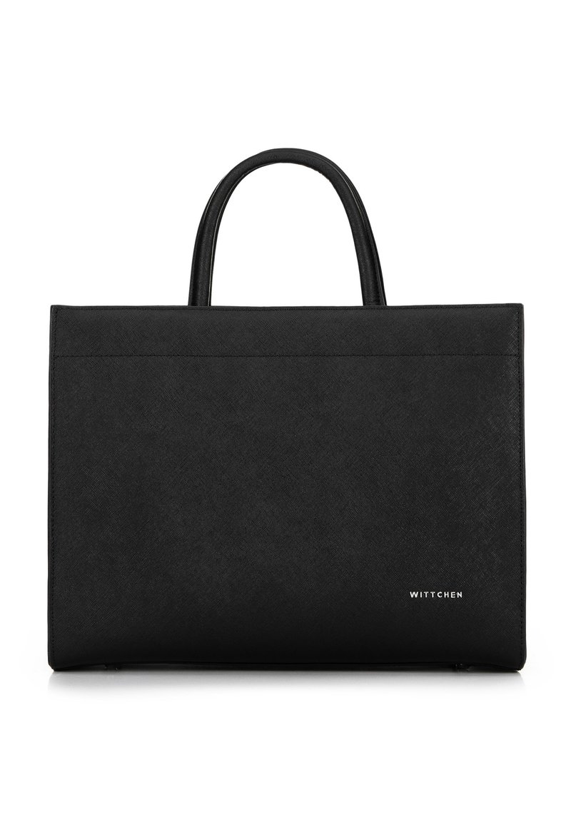 Borsa a spalla in pelle nera con un design strutturato, texture liscia, doppi manici superiori e un sottile logo impresso in basso a destra.