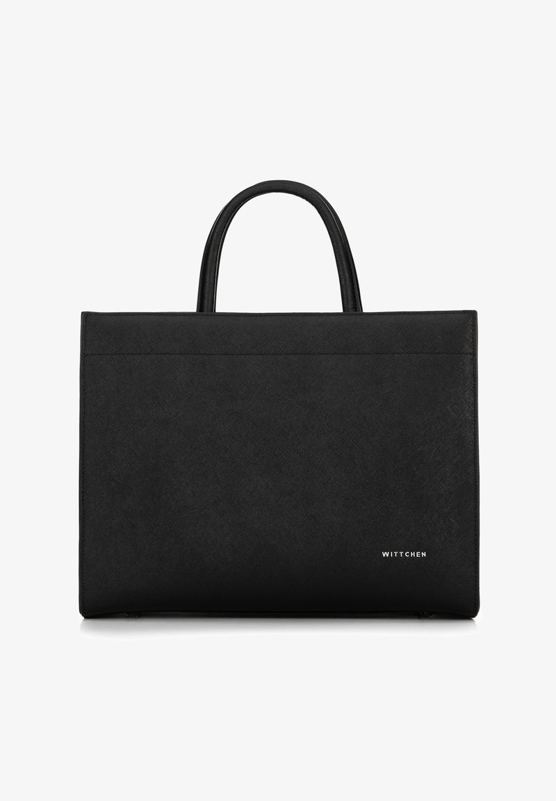 Černá kožená taška přes rameno se strukturovaným designem, hladkým povrchem, dvojitými rukojeťmi na vrchu a jemně embosovaným logem v pravém dolním rohu.