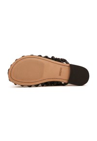 Sandaalzool met een getextureerd bruin voorste deel, een glad middenstuk in tan met "BIRKENSTOCK" merkteken en een zwart geribbelde hielsectie.