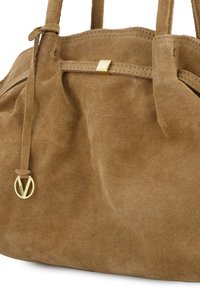 Wildlederhandtasche in Hellbraun mit glatter Textur, ausgestattet mit einem goldenen Verschluss und Logoakzent, sowie zwei robusten Griffen.