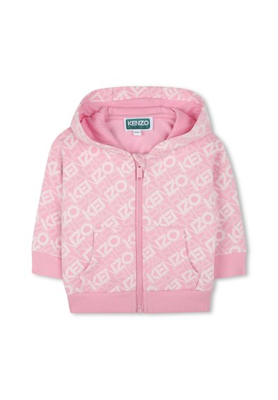 Lichtroze zip-up hoodie met een herhalend wit logo patroon, voorzakken en geribbelde mouwen en onderkant. Zachte stof met een comfortabele textuur.