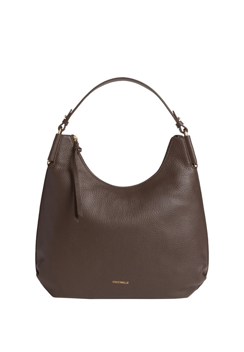 Borsa a tracolla in pelle marrone con finitura testurizzata, forma curva, manico singolo e logo in oro. Presenta una tasca laterale con zip.