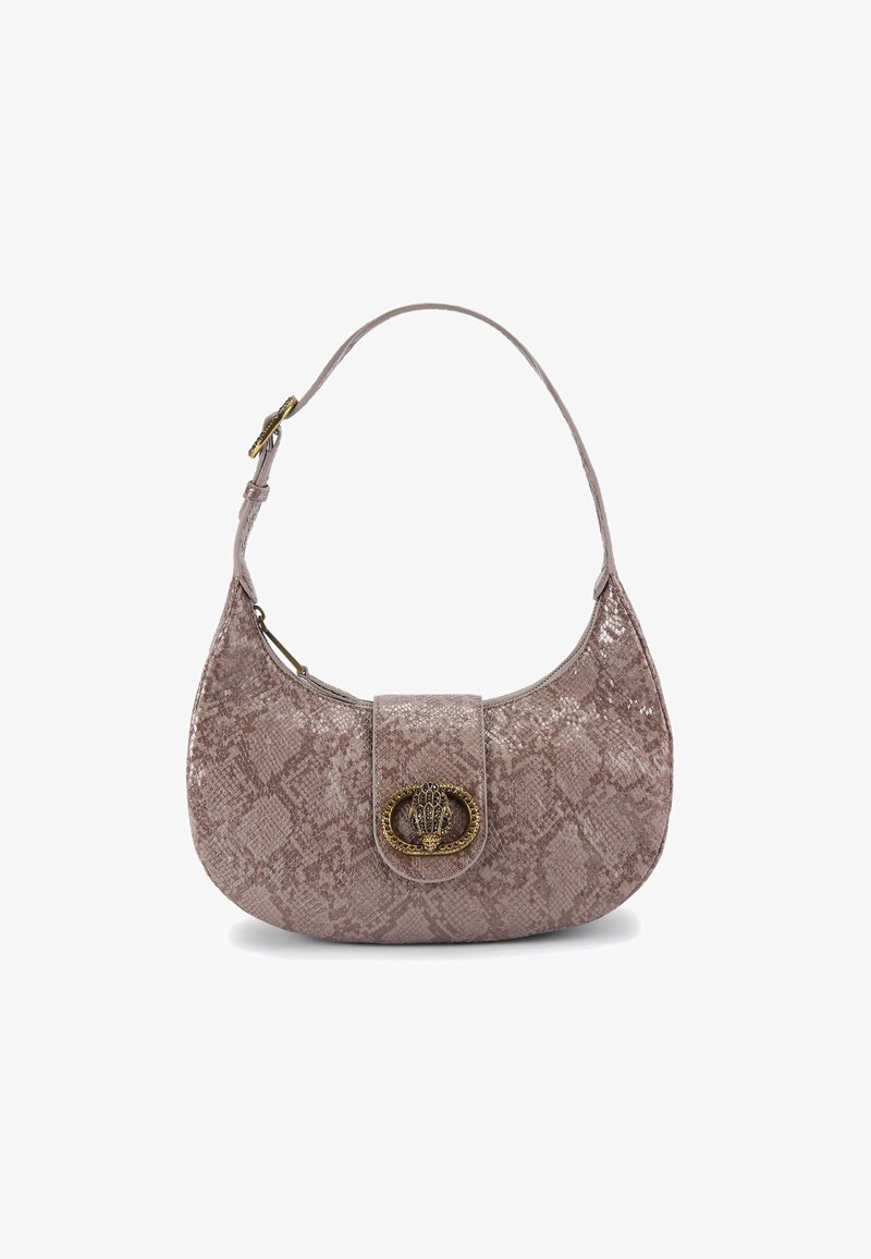 Torebka w wężowy wzór w jasnym mauve, charakteryzująca się strukturalnym kształtem, okrągłym topem, regulowanym paskiem na ramię oraz ozdobnym zapięciem w złotym kolorze.
