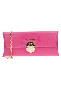 Clutch bag rosa brillante con finitura in pelle sintetica testurizzata, hardware dorato e chiusura a scatto. Cinghia a catena attaccata per versatilità.