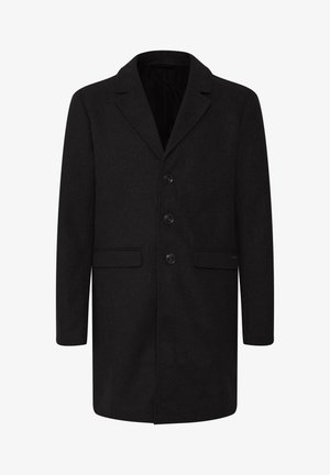 Manteau noir en mélange de laine avec un col cranté, doté de deux boutons et d'une finition texturée, superposé à une chemise à boutons bleu foncé.